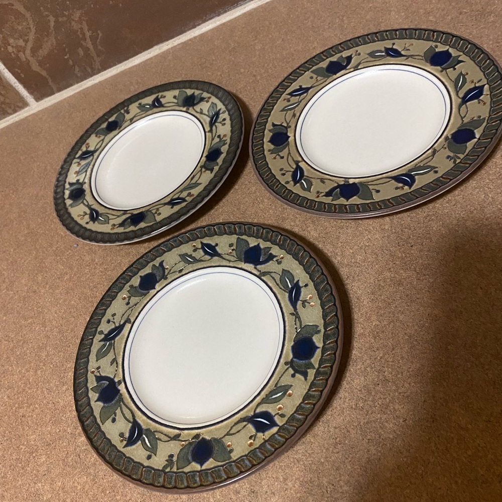 Mikasa Intaglio Arabella 6.5” Bread/Dessert Plates Stoneware Set of 3